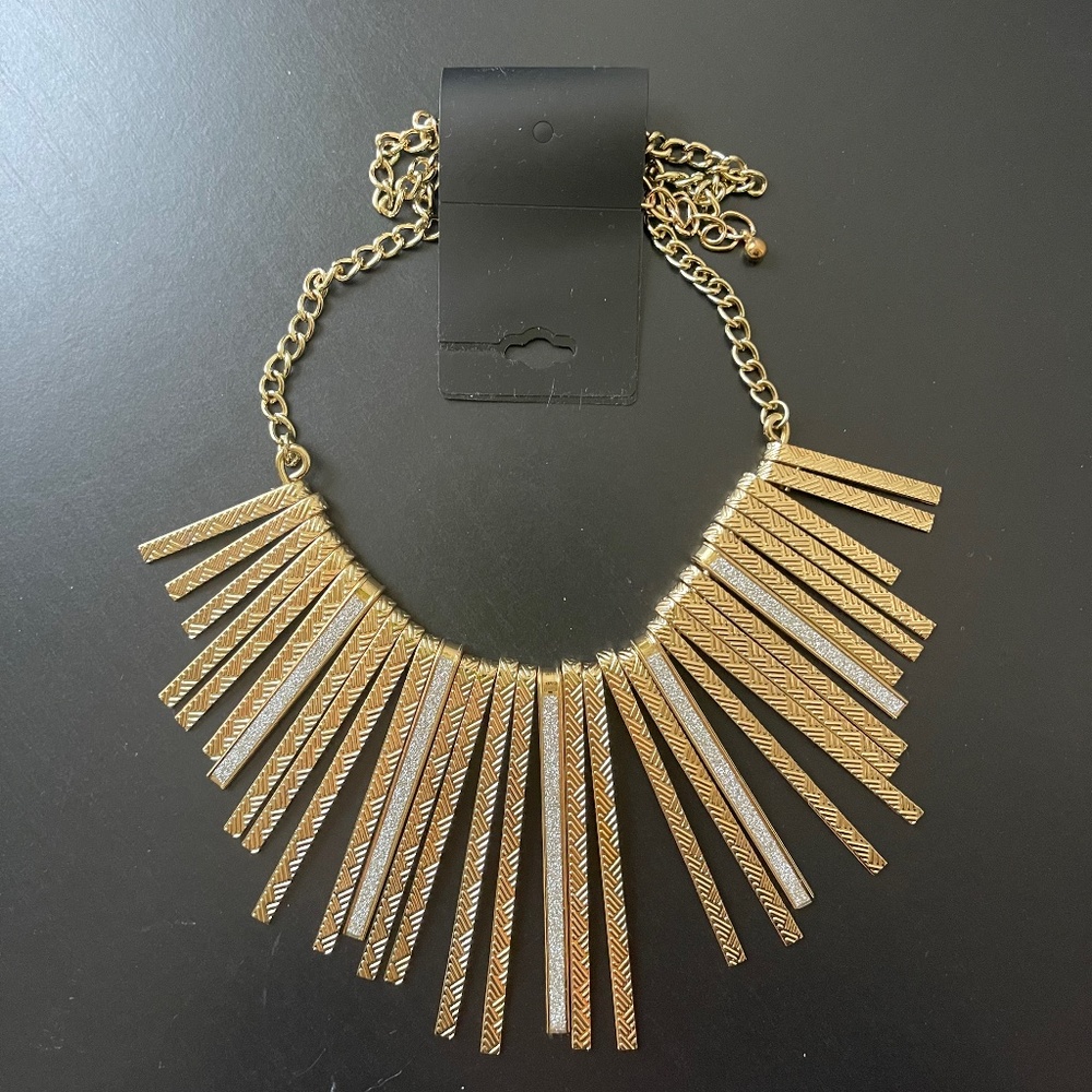 NWT! Necklace Gild with silver glitter